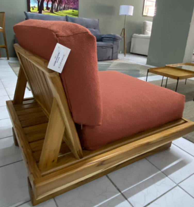 LOTE 001 Poltrona - leilão judicial - Não informado BR - lance mínimo R$ 6.050